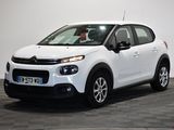 la citrole blanche est garee dans une piece avec un sol en damier