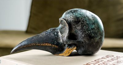 Bronze représentant les masques des docteurs sous la grande …