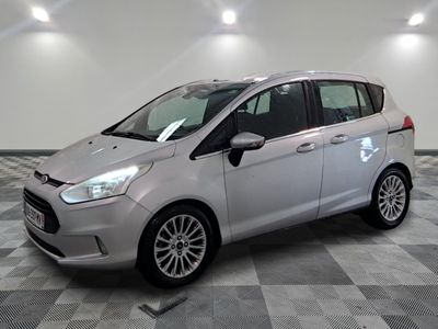 la voiture argentée est garée sur un sol en damier dans le garage