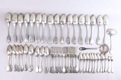 beaucoup de cuillères en argent et de cuillères à soupe sur la table