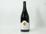 une bouteille de vin posée sur une table
