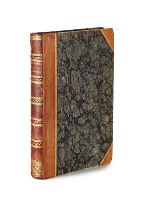 un gros plan d'un livre sur une surface blanche avec un fond blanc