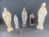 plusieurs figurines représentant Jésus, Marie et d'autres personnages religieux