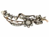 une photo en gros plan d'une broche ornée de perles