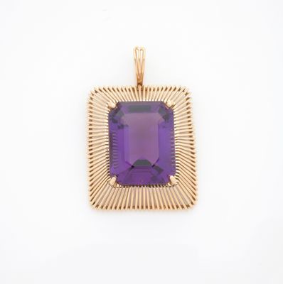 une image représentant un pendentif en pierre violette sur fond blanc