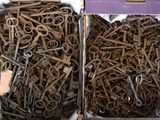 deux boîtes remplies de vieilles clés et une paire de ciseaux