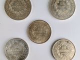 quatre types de pièces différents sont présentés sur une surface blanche