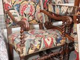two chairs that are next to each other in a room