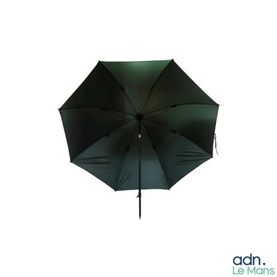 un parapluie noir ouvert sur fond blanc