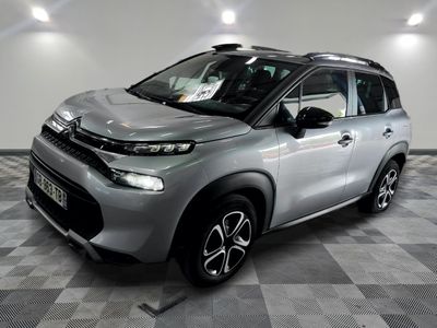 le nouveau suv de citrole est garé dans une salle d'exposition