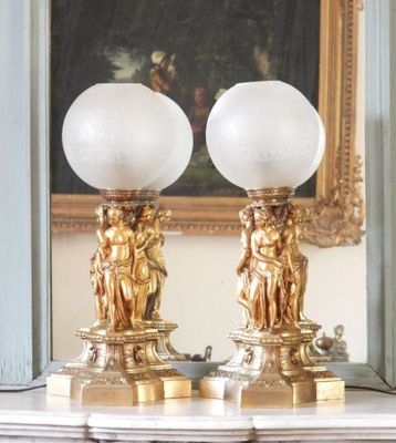 deux lampes posées sur une table