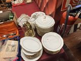 plusieurs assiettes et bols posés sur une table dans une pièce