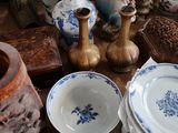 de nombreuses assiettes et vases posés sur une table
