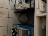un réfrigérateur bien rempli dans une petite pièce
