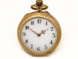 une image représentant une montre de poche en or avec un cadran blanc sur fond blanc