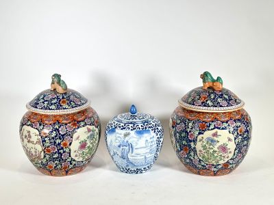 trois vases posés l'un à côté de l'autre sur une table