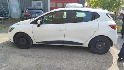 une petite voiture blanche garée sur le bord de la route