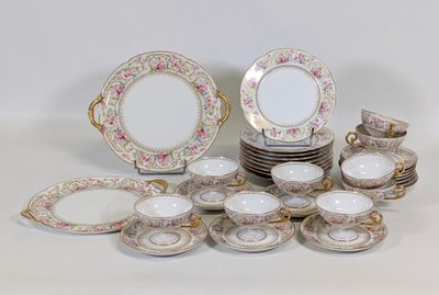 de nombreux types d'assiettes et de bols différents sur la table
