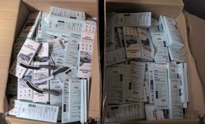 beaucoup de billets dans une boîte posée par terre