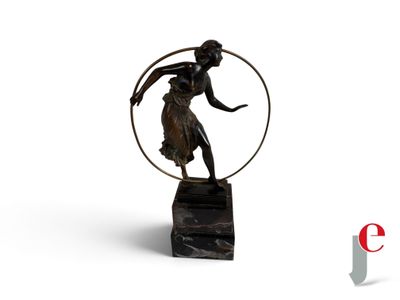 une image représentant une statue de femme avec un cerceau autour du cou
