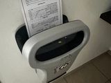 une photo d'un distributeur de papier dans des toilettes publiques