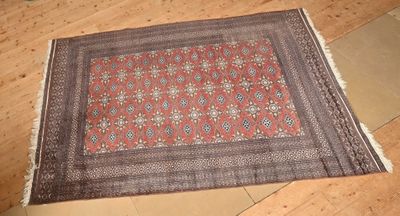 Pakistan Tapis à fond rouge à décor géométrique des petits m…