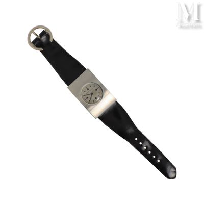 une photo d'une montre-bracelet avec un bracelet noir et une boucle argentée