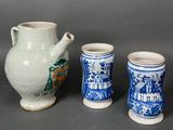 trois vases bleus et blancs posés les uns à côté des autres sur une table
