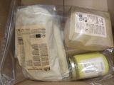 un paquet de fromage et d'autres ingrédients dans une boîte