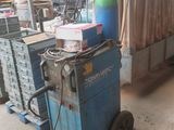 un chariot bleu sur lequel est posée une bouteille de gaz