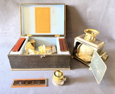 une petite boîte contenant de nombreux objets
