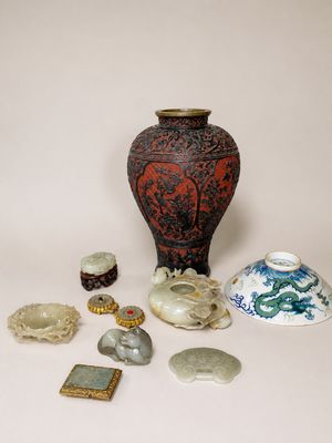 un grand nombre d'objets différents posés sur la table