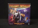 Le jeu de société « Twilight Imperium » est posé sur une surface noire