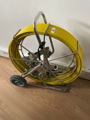 un tuyau jaune posé sur un chariot