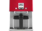 un gros plan d'une cafetière rouge sur fond blanc