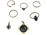 un assortiment de bagues et de pendentifs sur fond blanc