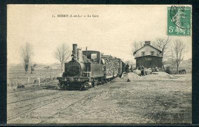 une photo en noir et blanc d'un train sur les rails