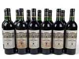 six bouteilles de vin sont alignées sur une surface blanche
