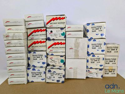 un grand nombre de boîtes empilées les unes sur les autres