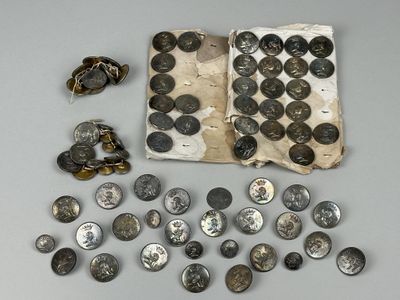 Fort ensemble de boutons de livrée et de quelques gilet, sur…