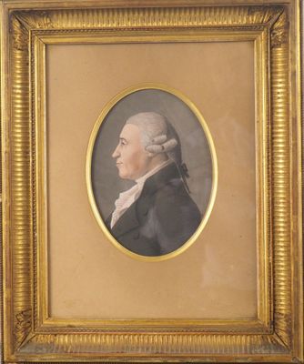 portrait d'un homme en manteau noir et casquette blanche