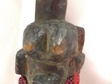 l'image d'une statue d'un homme avec un chapeau sur la tête