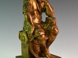 statue en bronze représentant un homme assis sur un tabouret, la main posée sur le menton