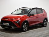 Une Toyota C-HR rouge est garée sur un sol à damier