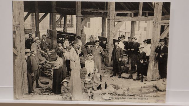 Auzances : La halle un jour de marché. Carte rare. État superbe.