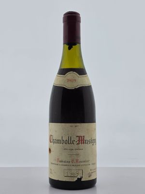 la bouteille de vin est posée sur la table sur la table