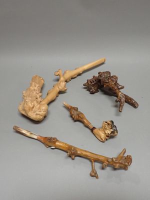 un grand nombre d'objets différents posés sur une table