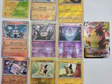 beaucoup de cartes pokemon sur la table