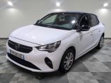 la voiture blanche est garée sur un sol en damier dans le garage