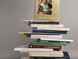 plusieurs livres empilés sur une table